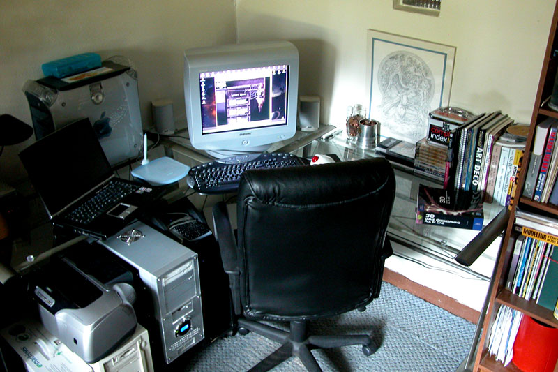 www.darkindustries.com/gg/matts_desk.jpg